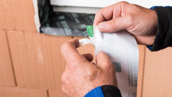 3. Ersten Trennfolienstreifen ablösen