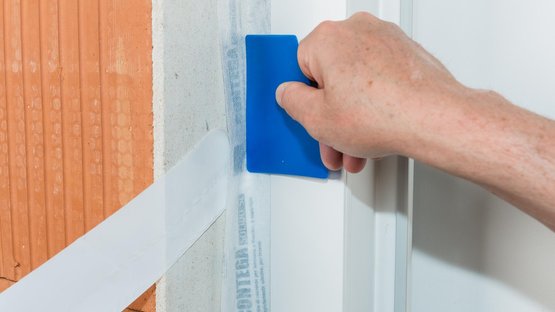 6. In der Leibung umlaufend verkleben und anreiben